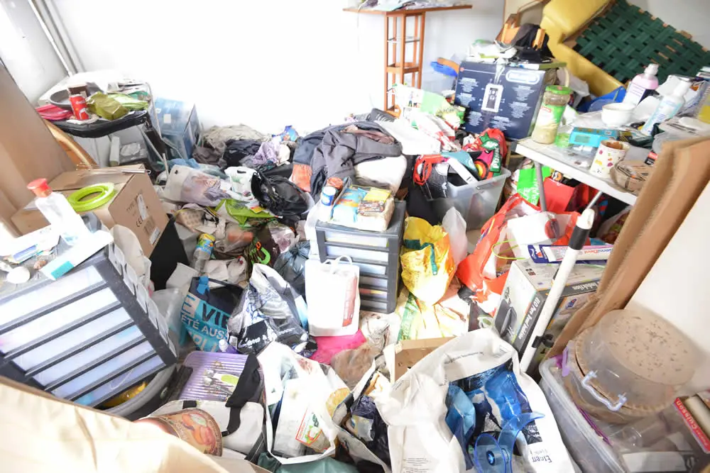 Logement encombré de cartons, sacs et objets accumulés